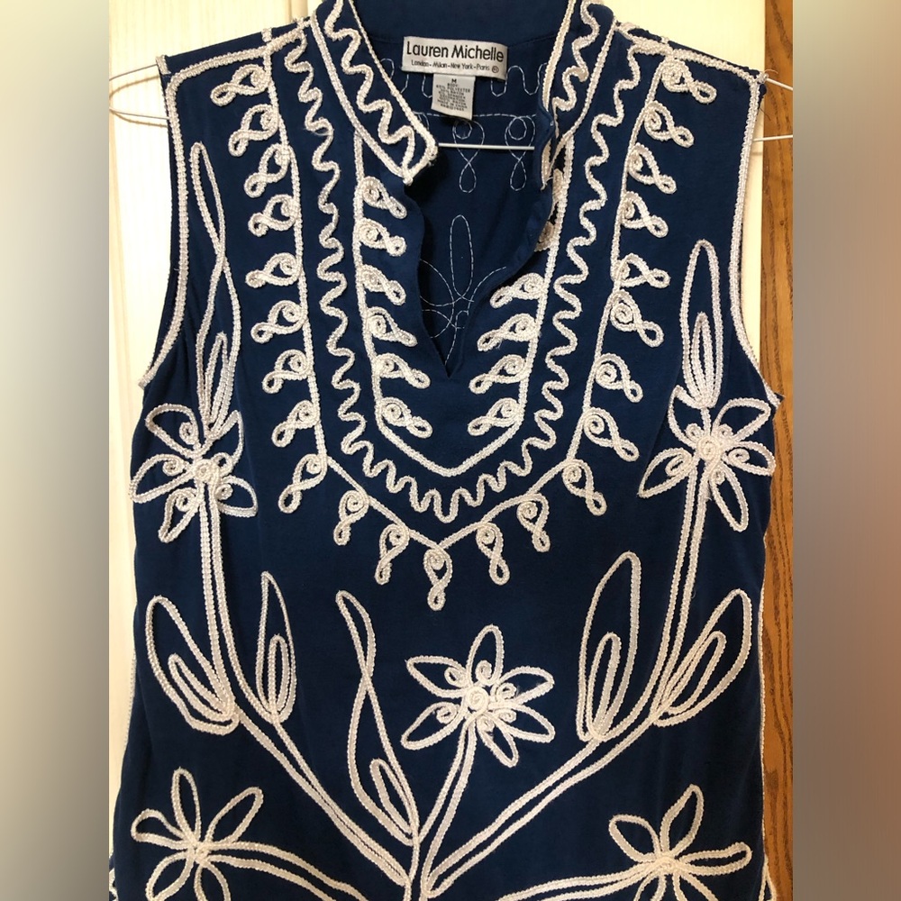 Lauren Michelle Blue Tunic with Ivory Embroidery Size Medium